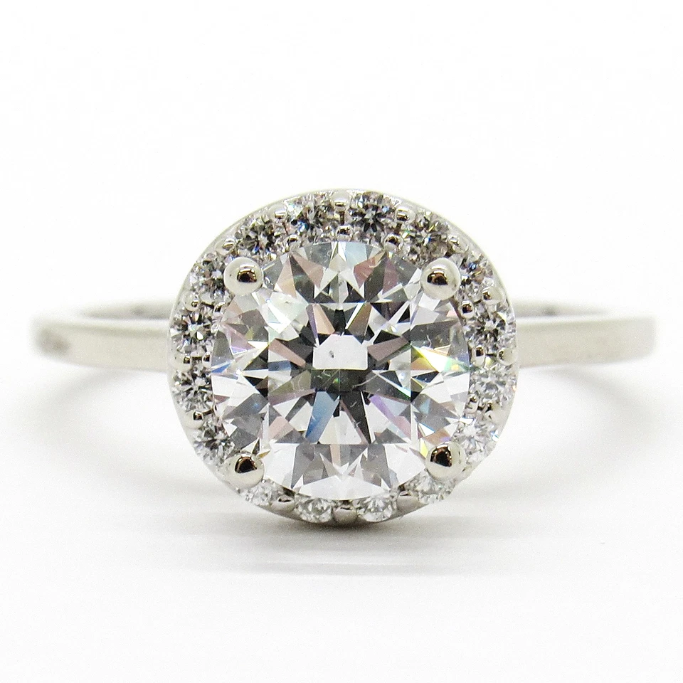 Anillo de compromiso redondo de 1,50 quilates con halo de diamantes creado en laboratorio IGI Cert de oro blanco de 14 k Foto 1 de 4