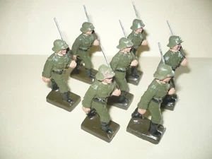 7 VINTAGE LINEOL WW2 GERMAN SOLDIERS MARCHING / 6.5cm - - Picture 1 of 2