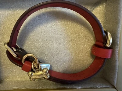 Collar pequeño Coach para perro mascota en caja lona marrón/negro/rojo manzana Foto 1 de 4