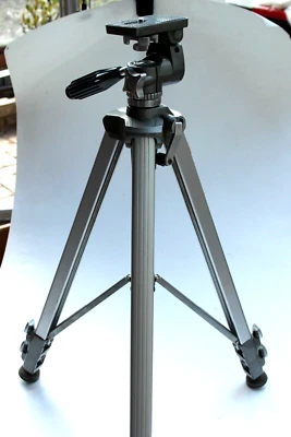 VELBON DGB-3 CAMERA TRIPOD CLICK LOCK LEGS 3 WAY HEAD - Image 1 of 3