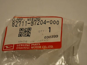 Original Daihatsu 82711-97204-000 KLAMMER - Bild 1 von 8