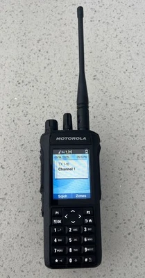 Motorola R7 UHF FPP w Battery - Image 1 of 4