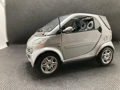 Maisto Smart City Coupé scala 1:18 ottime condizioni senza scatola - Immagine 1 di 4