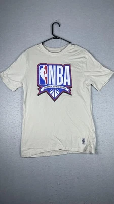 Camiseta NBA Para Hombre Camiseta Gráfica Mediana Cuello Redondo Baloncesto Establecida 1946 Foto 1 de 4