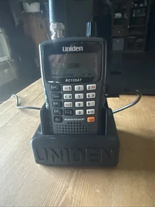 Soporte de escritorio en ángulo desplegable para escáneres de radio Uniden SR30C / BC125AT / BCD325P2 - Imagen 1 de 4