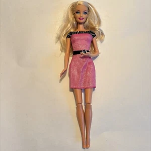 2009 Töpfchentraining Welpen Barbie Puppe in rosa & schwarz gepunktetem Kleid - Bild 1 von 8