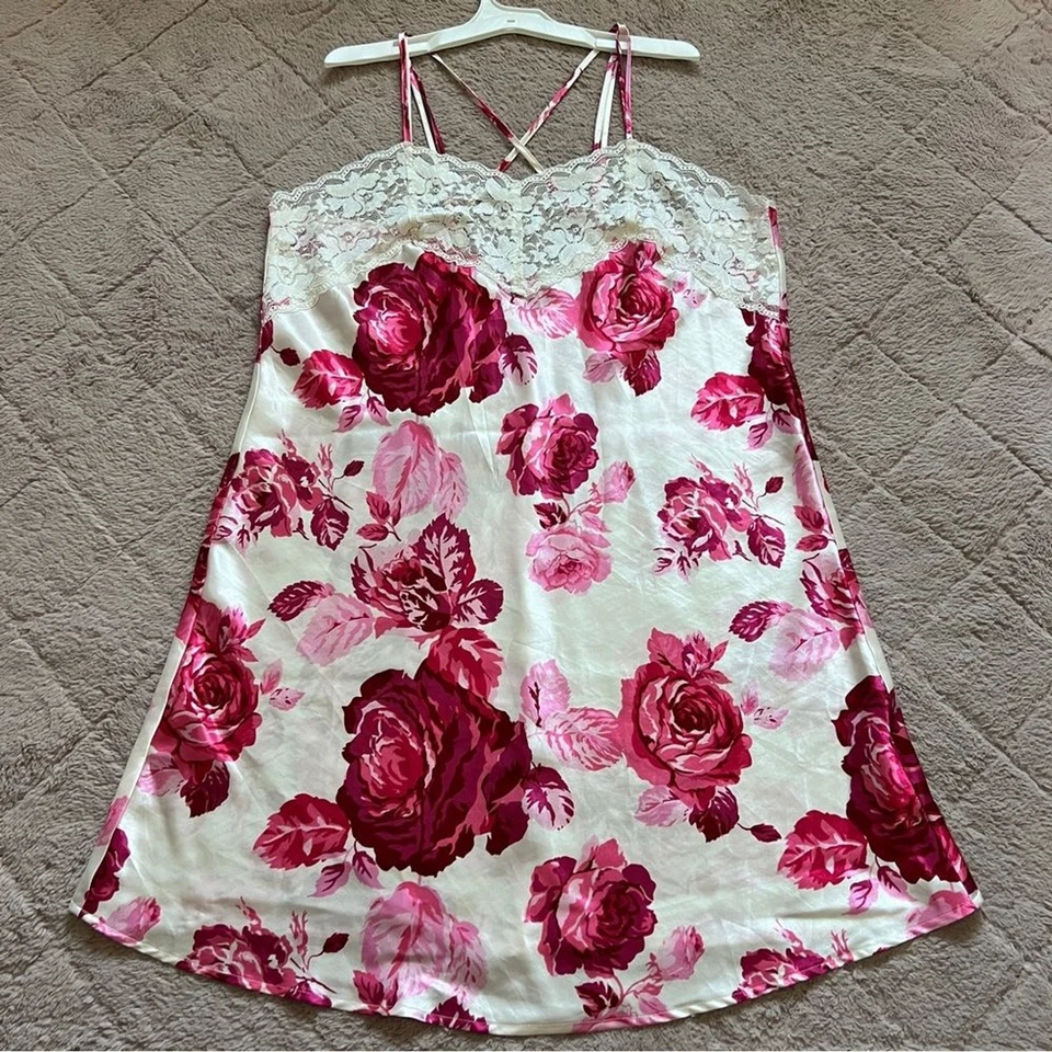 Amoureuse 花卉蕾丝缎面懒人女式 M 码 — 第 1/4 张图片