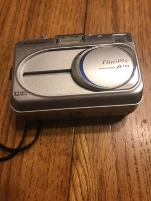 Fujifilm FinePix A Series A210 3.2MP Digital Camera-RARE VINTAGE-Ships N 24hrs - Image 1 of 4