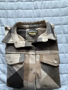 Stylish and cozy CDMG & Co. plaid flannel shirt jacket - perfect for layering . - Picture 1 of 4