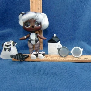 LOL Surprise YANG Q.T. Mini Fashion Doll OKC Rooted White Black Hair Sonnenbrille + - Bild 1 von 3