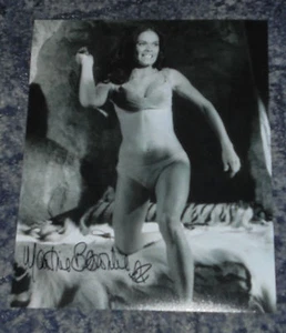 MARTINE BESWICK - JAMES BOND / HAMMER - FOTO FIRMADA 10x8. (11) - Imagen 1 de 1