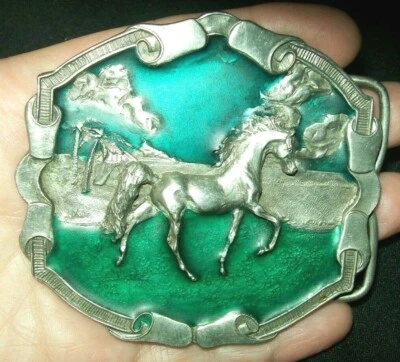 DE COLECCIÓN 1976 BERGAMOTA LATÓN FUNCIONA 3D MUSTANG SALVAJE con FONDO ESMALTADO VERDE Foto 1 de 4