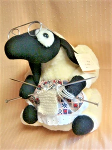 BAMBOLA PECORA LANA 12" fatta a mano di WOOLERY LANE maglia e bordo filo occhiali e grembiule - Foto 1 di 8