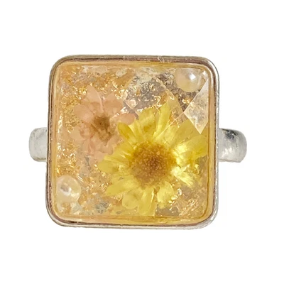 Anillo de cóctel con cúpula de flores secas de margarita amarilla talla 8 acrílico perla plateado Foto 1 de 4