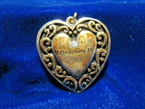 Scripture Medal Double Heart Shape Silvertone 1 Cor 13 Love Never Fails 1-1/4" l - Imagen 1 de 4