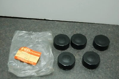 5 НОВЫХ ИЗ СТАРЫХ ЗАПАСОВ ПОДЛИННЫХ КРЫШЕК МАСЛЯНОГО БАКА SUZUKI 44651-05003 (QTY-5) DS80 JR80 FA50 НОВЫЕ СТАРЫЕ ОТ ОРИГИНАЛЬНОГО ПРОИЗВОДИТЕЛЯ - Изображение 1 из 4