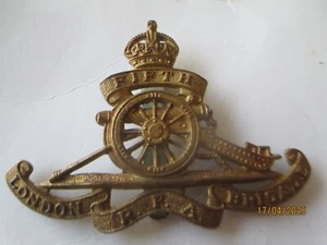 QUINTA BRIGADA DE LONDRES EJÉRCITO BRITÁNICO ARTILLERÍA DE CAMPO REAL KC PRIMERA GUERRA MUNDIAL INSIGNIA DE GORRA DE LATÓN - Imagen 1 de 6