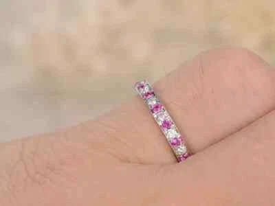 Anillo de eternidad de boda redondo de diamantes y rubí natural de 0,55 quilates de oro blanco macizo de 14 quilates Foto 1 de 4