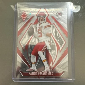 2024 Panini Phoenix Football Patrick Mahomes II Stars /180 - Bild 1 von 3