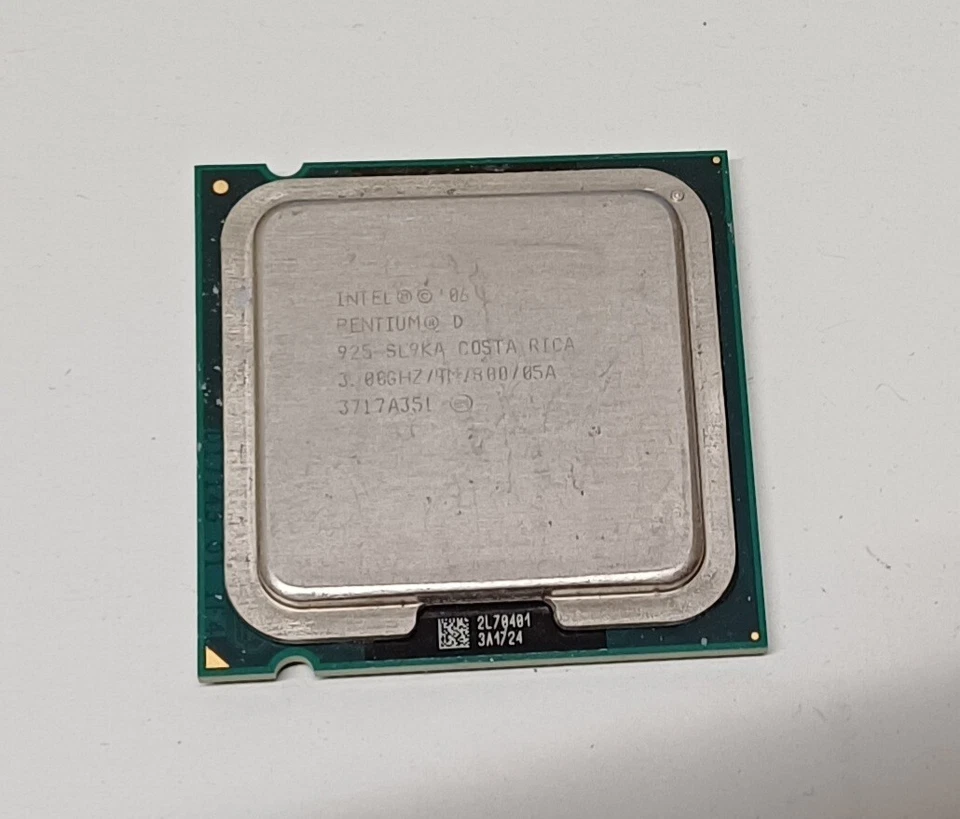 CPU PROCESSORE INTEL PENTIUM D 925 D925 SL9KA 3.00GHZ/4M/800 05A - Immagine 1 di 1