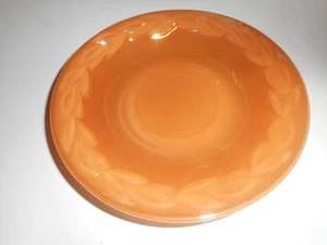 Anchor Hocking Fire-King 1 Untertasse Lorbeerblattmuster irisierend Pfirsich Glanz - Bild 1 von 4