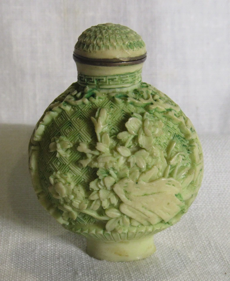 VTG/Antique Carved Snuff Bottle - Green - Preowned - AS FOUND - Image 1 of 4