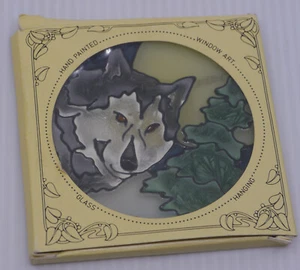 JOAN BAKER DESIGNS BEMALT HÄNGENDE KUNST GLAS FENSTER ORNAMENT, SONNENFÄNGER mit WOLF - Bild 1 von 4