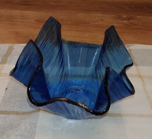 Jarrón estilo pañuelo de vidrio con textura Blue Chance Brother - Imagen 1 de 6