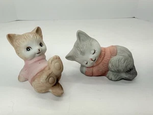 Juego De Colección De 2 Estatuillas De Porcelana Gatito Gatito En Suéteres Pintadas A Mano - Imagen 1 de 11