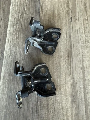 JUEGO DE 2 BISAGRAS DE PUERTA DEL CONDUCTOR IZQUIERDO PLYMOUTH PROWLER 97-02 OEM, P#4815375 y 4815376 Foto 1 de 4