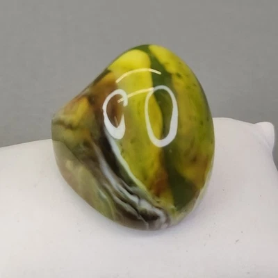 Anel de resina abobadado redemoinhos de mármore verde 7,25 - Imagem 1 de 4