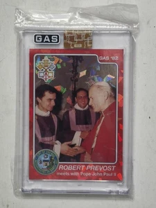 CARTA COLLEZIONABILE GAS PAPA LEO XIV Rookie CRACKED ICE FOIL #/100 NUOVA/SIGILLATA - Foto 1 di 3