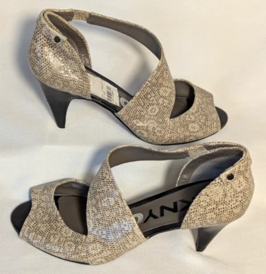 DKNYC Joan Zapatos Asimétricos Talla 8 Marfil Negro 3" Tacón Sin Cordones Imitación Piel de Serpiente Foto 1 de 4