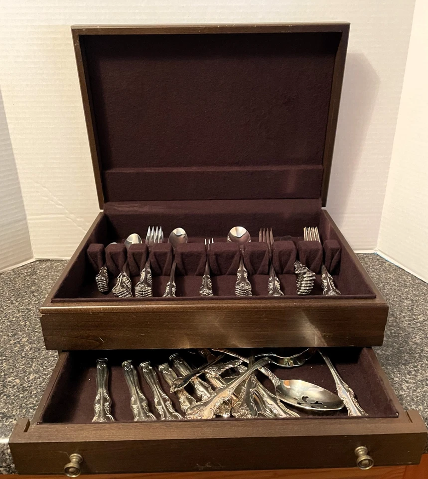 1847 Rogers Bros REMEMBERANCE Silver Plate Service For 8+ CHEST/Serving Pcs 78 - Image 1 of 4