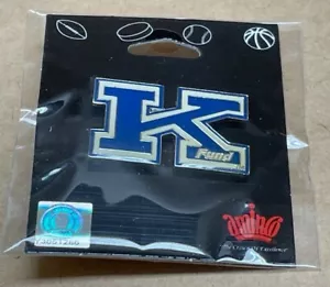 KENTUCKY WILDCATS K-FUND CLUB - NCAA BASKETBALL - Sammlerstück Mütze/Shirt Pin *NEU - Bild 1 von 4