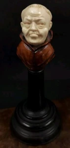 Antigua estatuilla tallada a mano que representa a un monje - Imagen 1 de 12