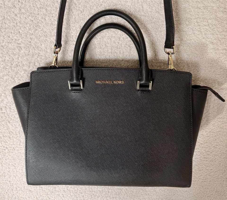 Bolsa satchel Michael Kors Selma preta com zíper superior couro saffiano - Imagem 1 de 4