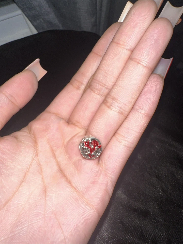 Pandora Marvel Spider-Man agriando la ciudad  Foto 1 de 2