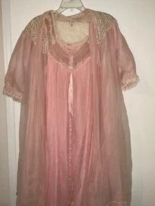 VINTAGE PINK SHEER NYLON ACCORDIAN PLEATED GOWN &  LACEY ROBE MEDIUM SZ 36 - Picture 1 of 11