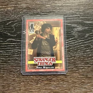 2019 Stranger Things Welcome To The Upside Down Mike Wheeler Rosso 03/50 - Foto 1 di 6