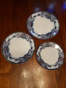 Unusual 3 Pc Flow Blue Plate Set Fiscal Pattern Soho Pottery Polychrome Poppies - Picture 1 of 7