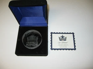 2007 Luc Robitaille LA KINGS NHL Signed Limited Ed. Crystal Hockey Puck & Case - Picture 1 of 9