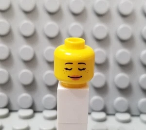 Lego Neu gelb Minifigur Kopf schlafendes Gesicht Sommersprossen Lächeln - Bild 1 von 2