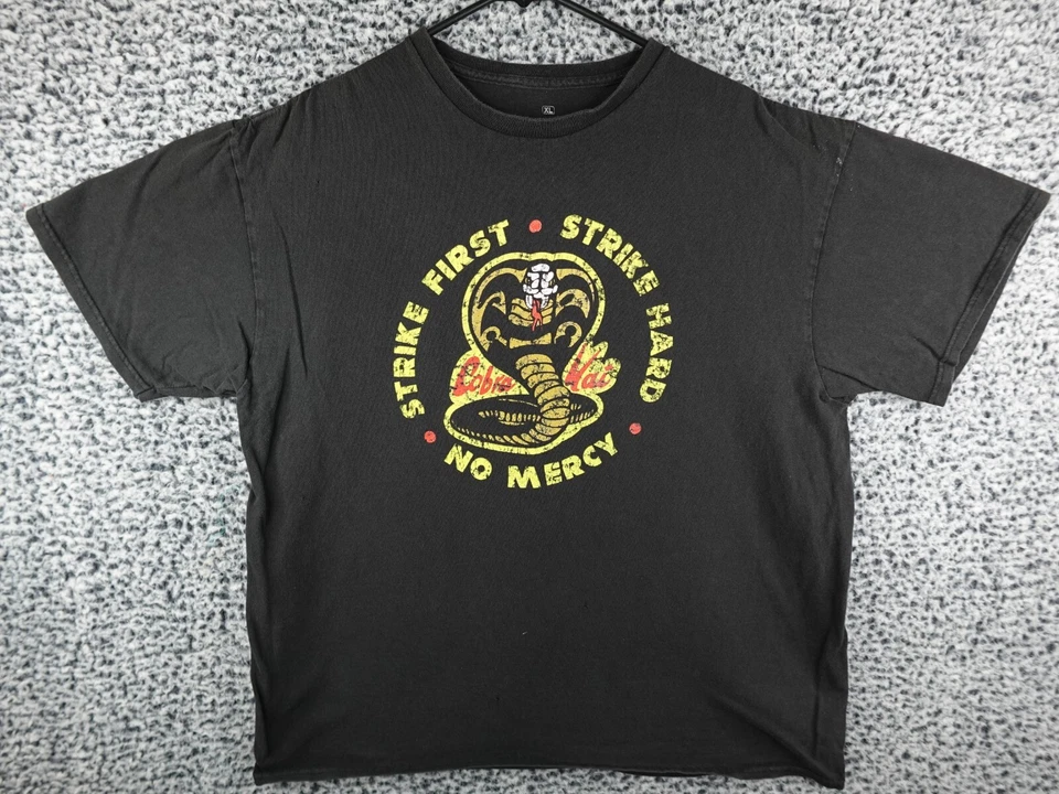 Camiseta Negra Cobra Kai "Strike First Strike Hard No Mercy" Talla XL Karate Niño Foto 1 de 4
