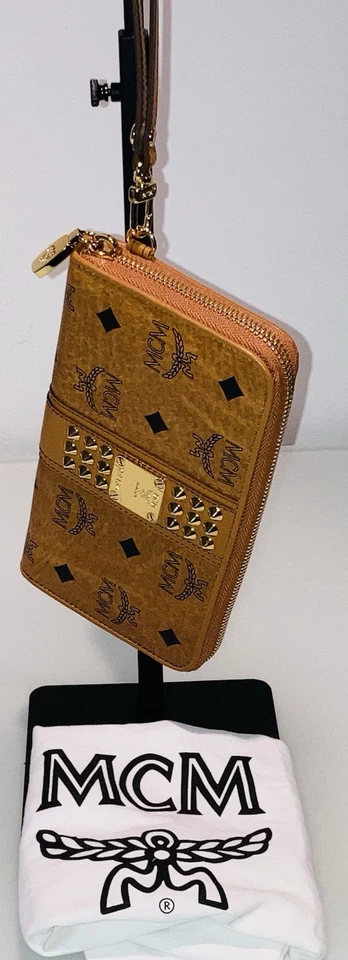 AUTÉNTICA PULSERA/CARTERA MCM VISETOS TACHONADA CREMALLERA GRANDE ALREDEDOR COÑAC ¡¡NUEVA SIN ETIQUETAS!!! Foto 1 de 4