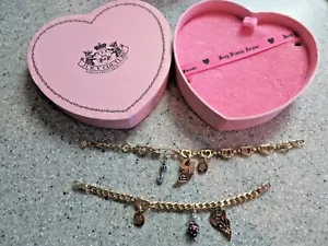 1990er Juicy Couture goldene Bettelarmbänder, MUTTER/TOCHTER ~ LIEBE Herz Box - Bild 1 von 3