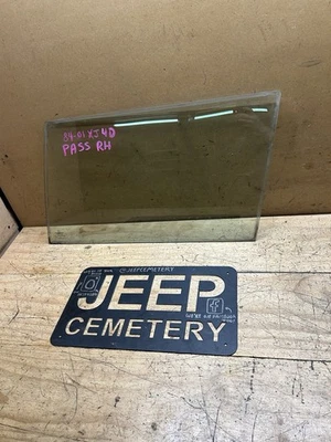 84-01 吉普切诺基 XJ 原始设备制造商后四分之一窗右手乘客侧(4 门) — 第 1/4 张图片