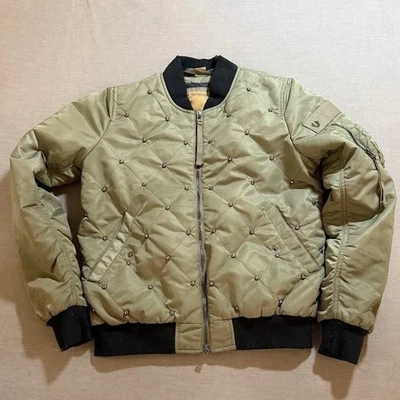 Chaqueta bomber acolchada True Religion con tachuelas para mujer XS verde bolsillos con cremallera. Foto 1 de 4