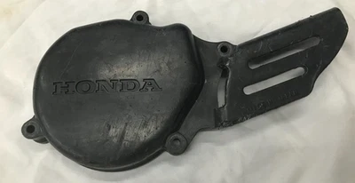Cubierta de piñón delantero/estator Honda CR60 1983 OEM pieza usada P/N 11340-GC4-710 Foto 1 de 4