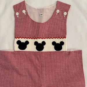 Mickey Mouse bestickt gesmokt rot/weiß Gingham Overall Strampler Größe 9 Monate - Bild 1 von 8